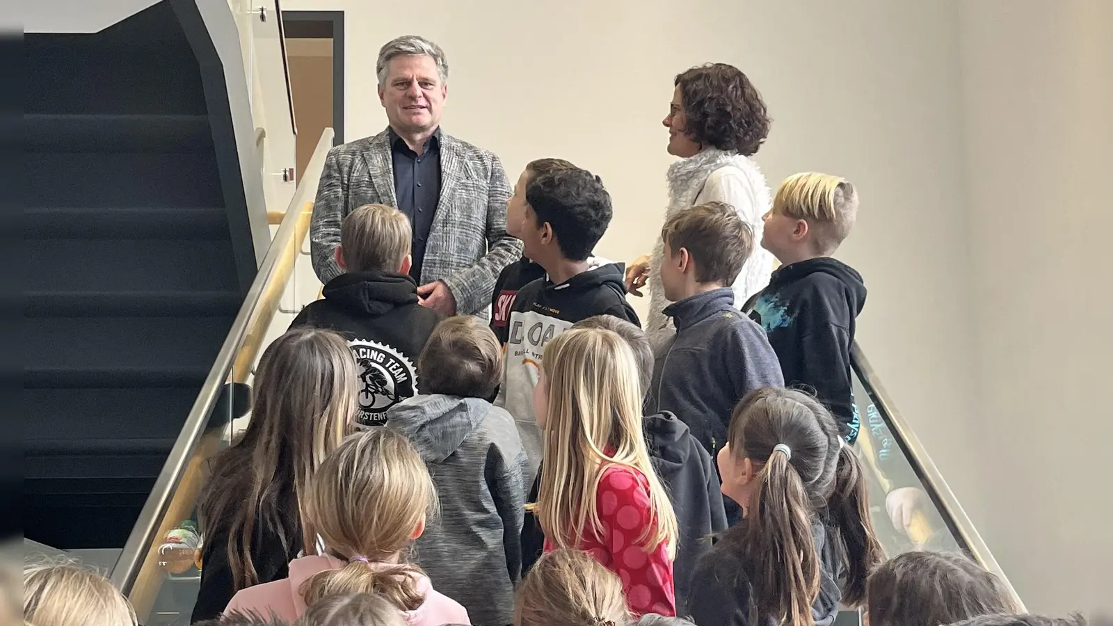 Bürgermeister Stefan Joachimsthaler führte die vierten Klassen der Grundschule Alling durch das Rathaus und beantwortete Fragen der Schülerinnen und Schüler.  (Foto: Gemeinde Alling)