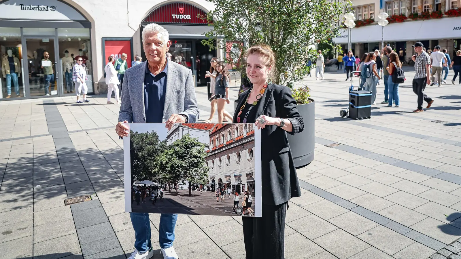 Oberbürgermeister Dieter Reiter und Baureferentin Jeanne-Marie Ehbauer stellen in der Fußgängerzone das neue Baumkonzept vor.  (Foto: Leonhard Simon)
