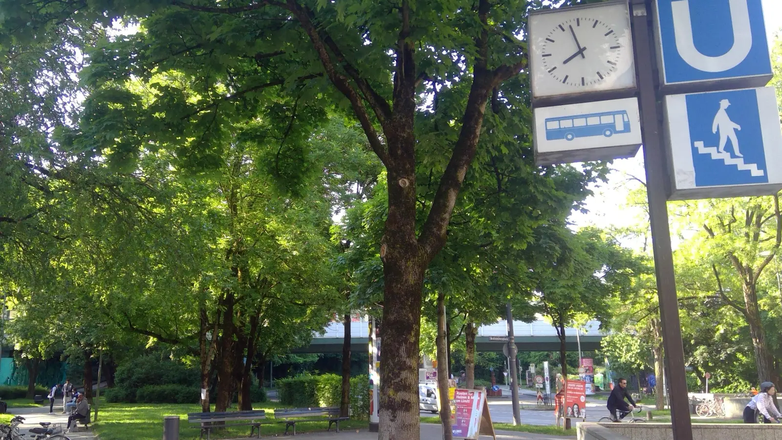 Mit U-Bahnen und Bussen ist der Kolumbusplatz ein wichtiger Verkehrsknotenpunkt für die Au und Untergiesing. Für einen Regionalzughalt in der Nähe macht sich jetzt die SDP/Volt-Fraktion im Münchner Stadtrat stark. (Foto: bas)