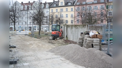 Direkt am Spielplatz Max-Hirschberg-Weg (rechts) wird die öffentliche Toilette gebaut. (Foto: job)
