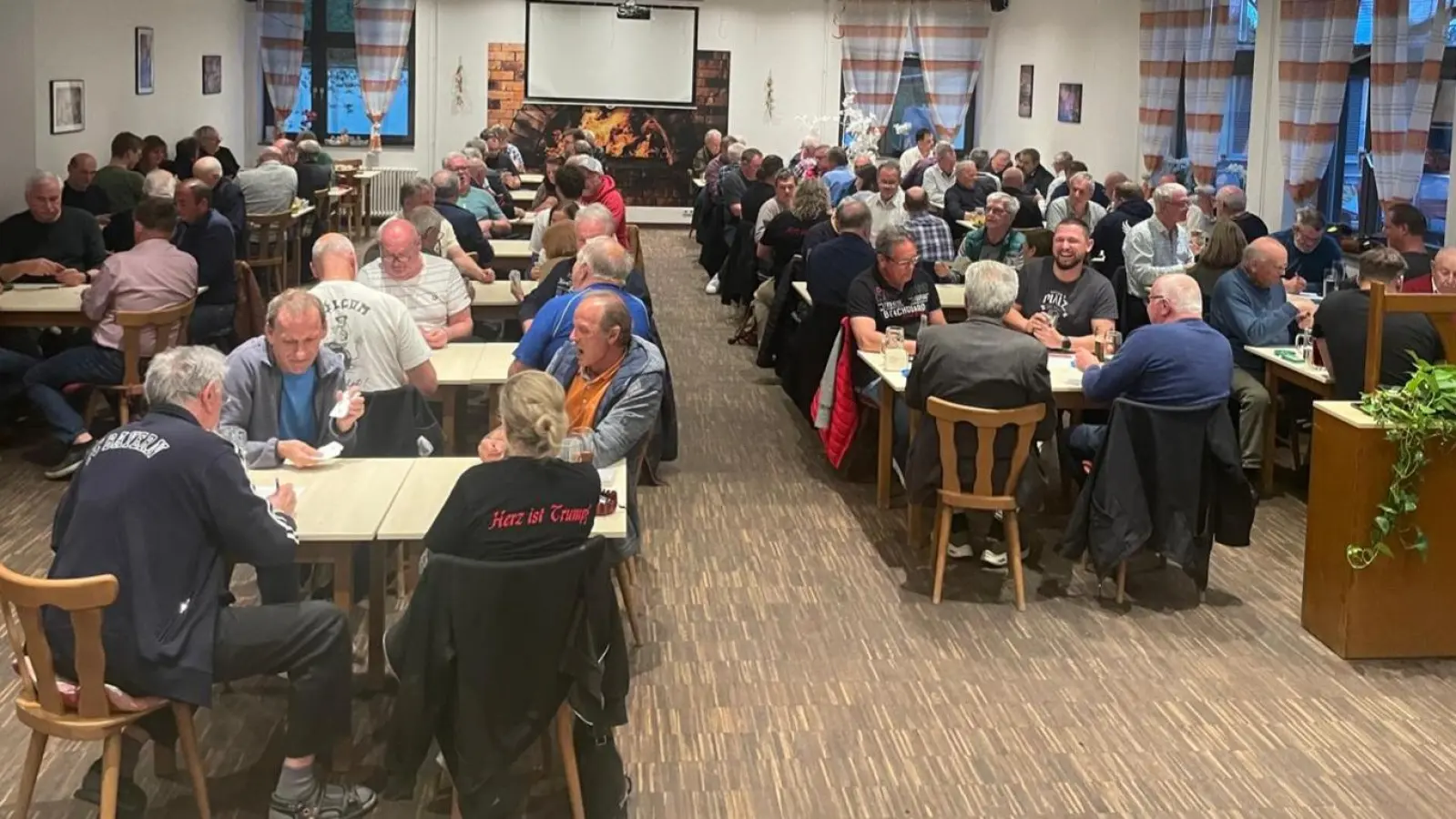 Bis zum letzten Platz war das Vereinsheim beim Preisschafkopfturnier des FC Phönix besetzt. (Foto: FC Phönix)