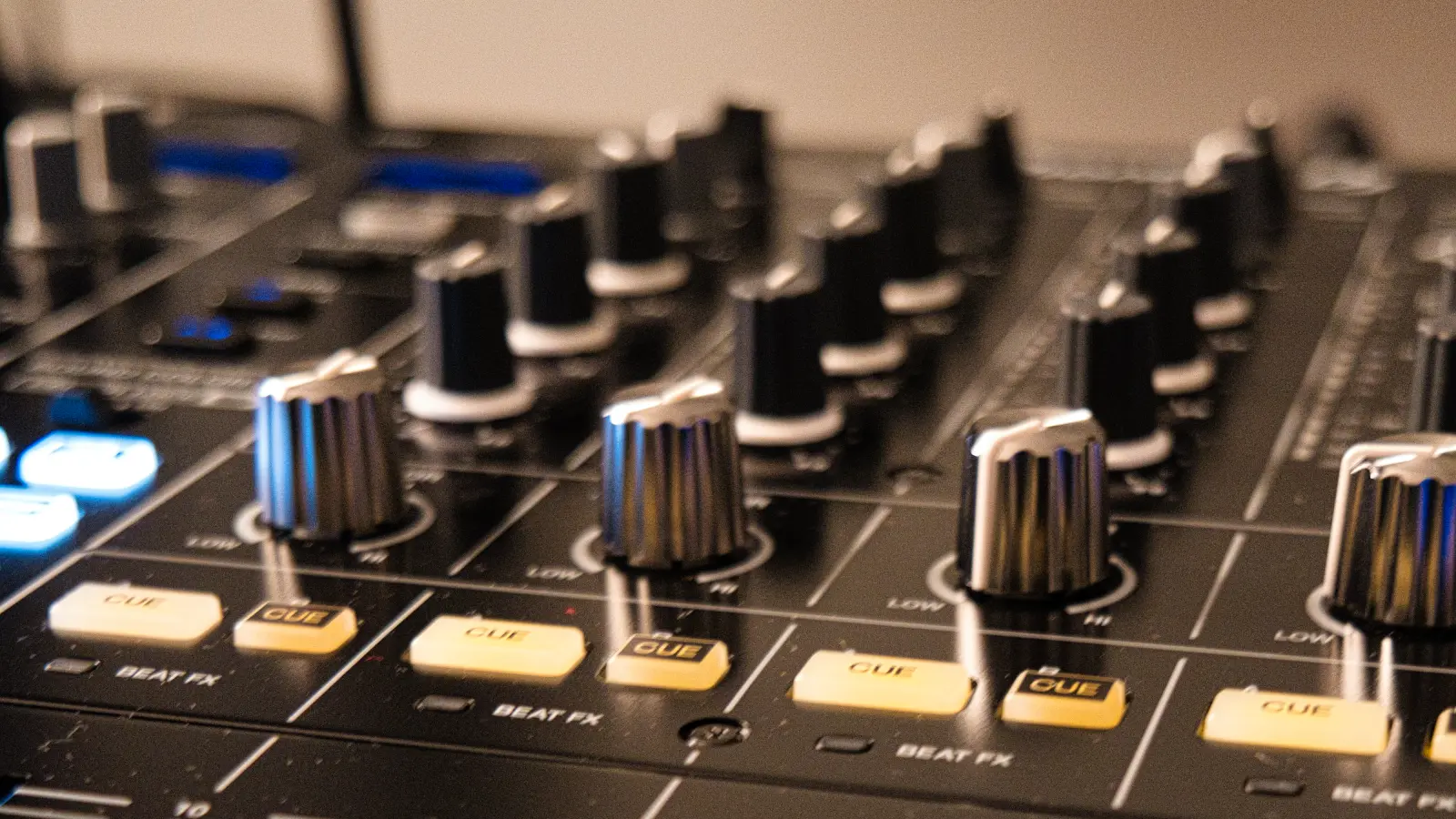 Im DJ-Raum besteht die Möglichkeit, die eigenen DJ-Skills zu testen. (Foto: Feierwerk Fachstelle Pop)