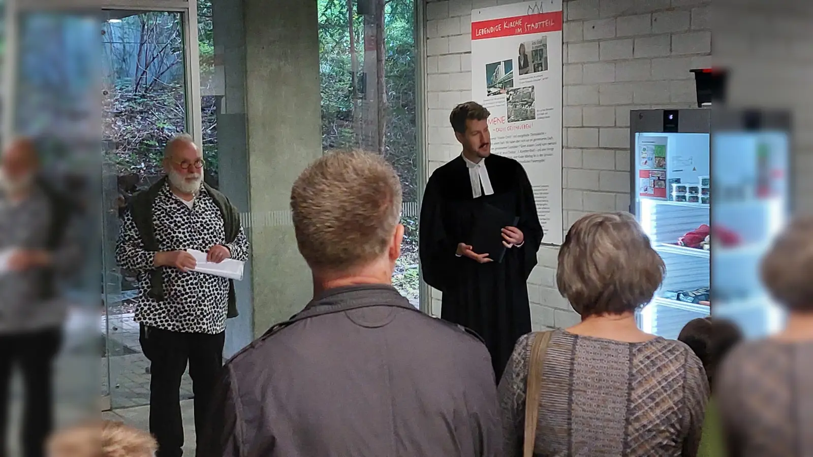 Gleich nach dem Erntedankgottesdienst weihten der evangelische Pfarrer Alexander Brandel und der Katholische Priester Theo Seidel den öffenlichen Kühlschrank ein.  (Foto: Olytopia)