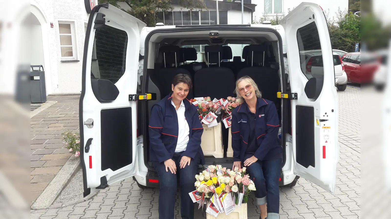 Mit einer Rose und einer Karte verteilten Eva Seufert (links) und Petra Kreus von den Maltesern zum Tag der älteren Menschen ein Zeichen der Wertschätzung. (Foto: Malteser)