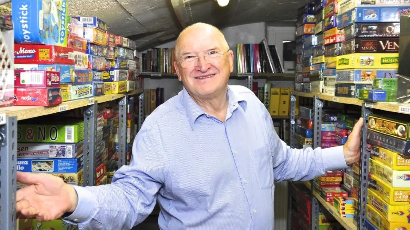 Tom Werneck, der ehemalige Leiter des Spielearchivs, inmitten seiner Schätze. (Foto: Bayerisches Spielearchiv Haar)