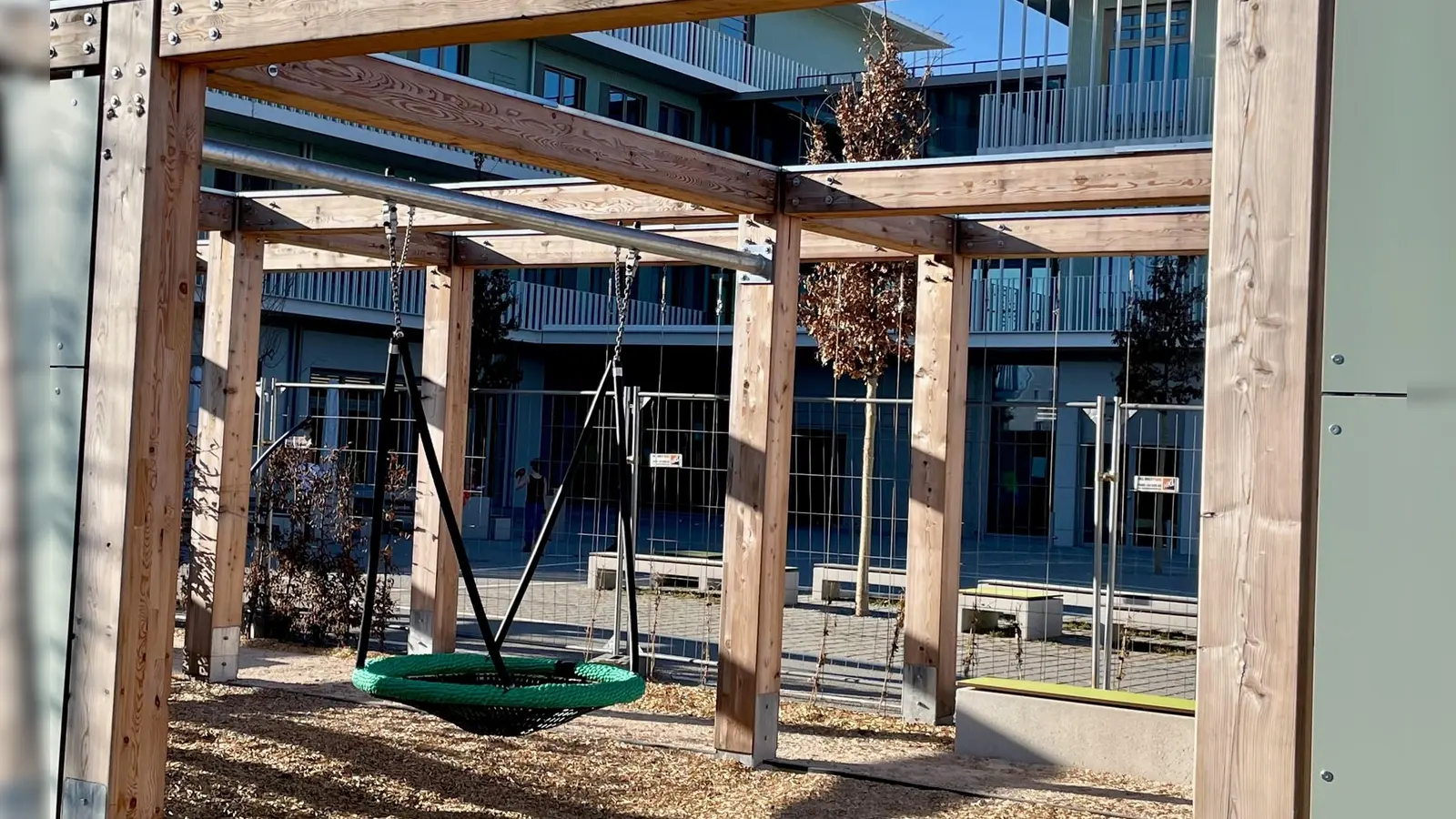 Im Schulhof entsteht ein Bereich mit Schaukeln, Wippen und anderen Spielgeräten für die Schülerinnen und Schüler. (Foto: bb)