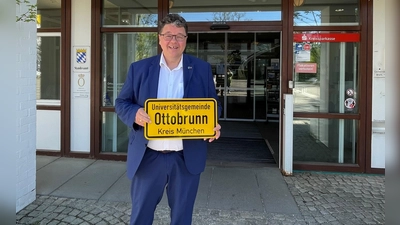 Der scheidende Bürgermeister Thomas Loderer freut sich, dass zum Abschluss seiner Amtszeit die Erhebung Ottobrunns zur Universitätsgemeinde geklappt hat.  (Foto: hw)