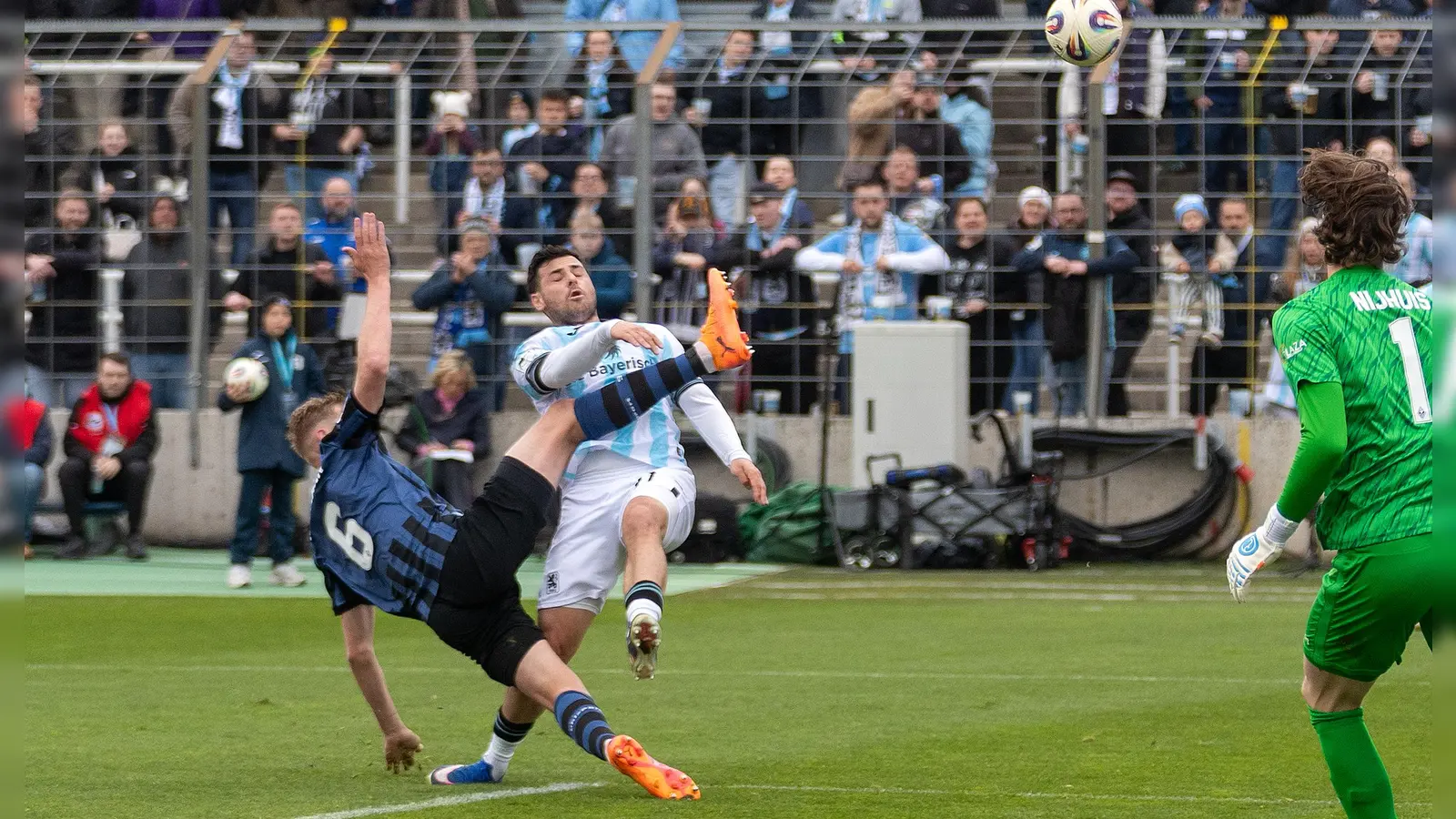 Angeblich ein Offensivfoul: Hoffmann gegen Volland.  (Foto: Anne Wild)