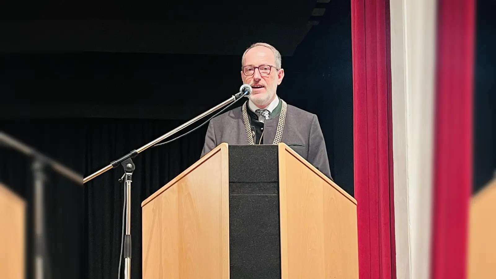 Bürgermeister Christoph Schmid wird bei der Bürgerversammlung das Jahr 2025 Revue passieren lassen. (Foto: hw)