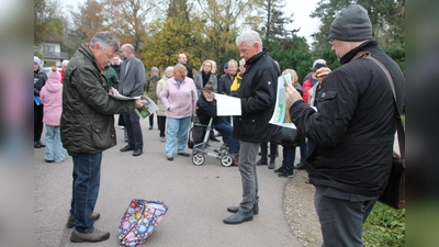 Oberbürgermeister Dieter Reiter, BI-Sprecher Peter Ziegler (l.) und BA-Chef Pascal Fuckerieder blättern in den Papieren, die Peter Ziegler mitgebracht hat.  (Foto: bb)