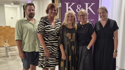 Freuten sich über eine gelungene Lesung (v.l.): Max Rutscho (Vorstand K&amp;K), Marianne Hellhuber (Vorsitzende K&amp;K), Jutta Speidel, sowie Nicole Morandi-Grassinger und Theresa Rutscho (beide Vorstand K&amp;K). (Foto: K&K Neuried)