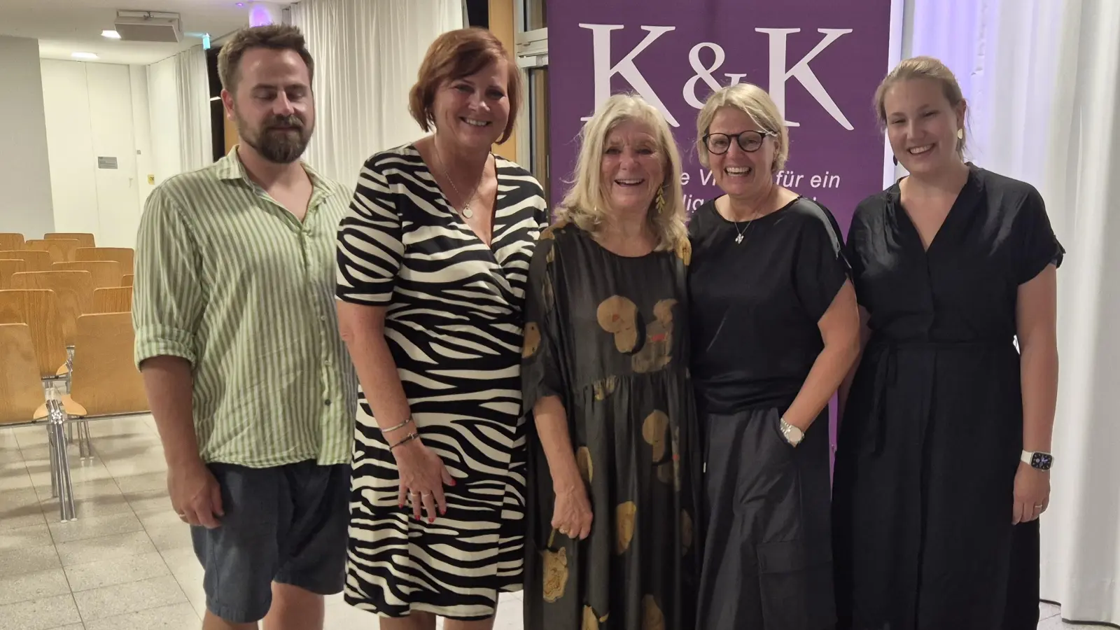Freuten sich über eine gelungene Lesung (v.l.): Max Rutscho (Vorstand K&amp;K), Marianne Hellhuber (Vorsitzende K&amp;K), Jutta Speidel, sowie Nicole Morandi-Grassinger und Theresa Rutscho (beide Vorstand K&amp;K). (Foto: K&K Neuried)