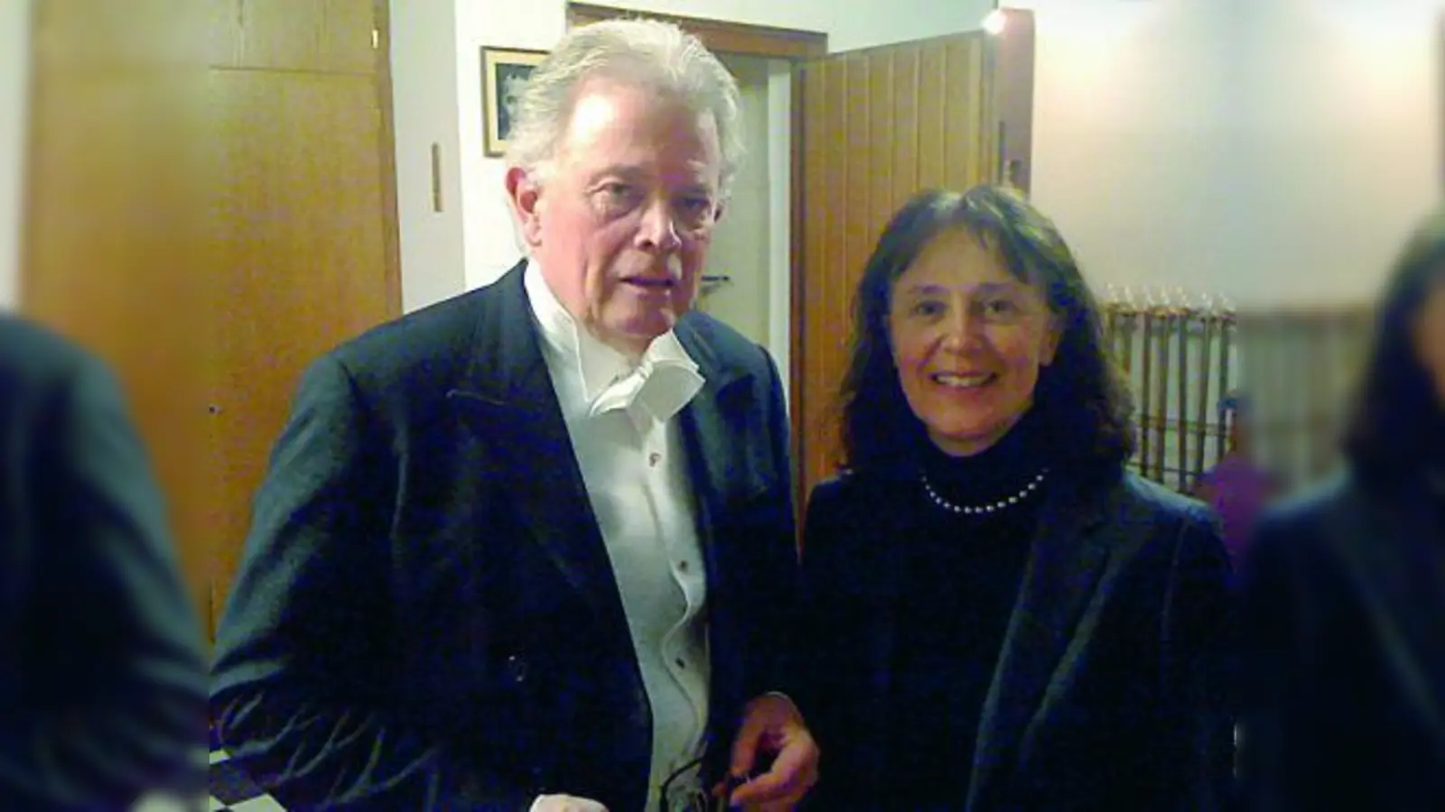 Dirigent Enoch zu Guttenberg und Stadthallenleiterin Medea Schmitt freuten sich über den großartigen Erfolg des Konzertes in Germering. (Foto: Stadthalle Germering)