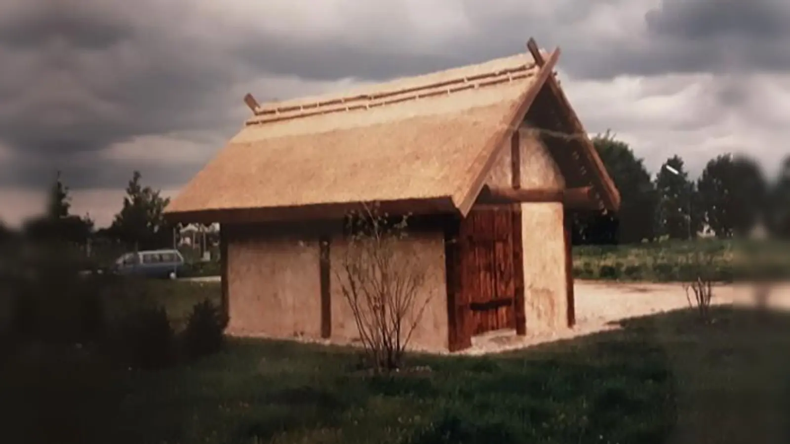 Das Keltenhaus kurz nach seiner Erstellung im Jahr 1996 - am 13. Juni gibt es dort viel zu entdecken. (Foto: Heimatpfleger)