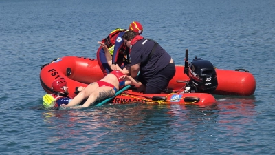 Verschiedene Rettungsverfahren wurden unter Einsatz des Motorrettungsbootes vermittelt und praktisch geübt. (Foto: Wasserwacht Moosburg)