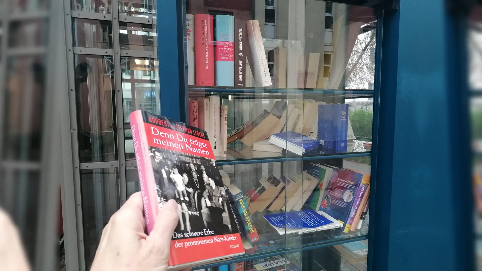 Der Lebert-Band über die Kinder von Nazi-Führern im Bücherschrank vor dem ASZ Untergiesing. (Foto: job)
