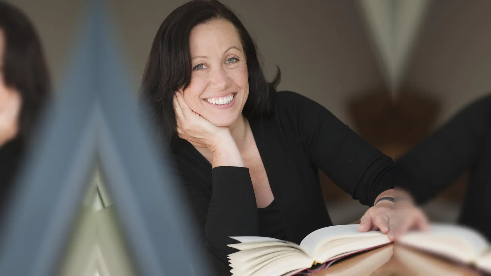 Die Autorin Stefanie Gregg präsentiert in Vaterstetten ihren Roman: „Das Glaskind”.  (Foto: Angelika Bardehle)