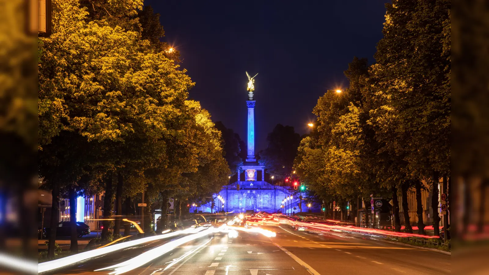 Das Friedensdenkmal am Europaplatz wird am Abend des 9. Mai nochmals in den Europafarben erstrahlen. (Foto: Harry Meister)