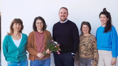 Andrea Richardt (Nachsorgefachkraft der Kinderklinik), Neli Cozocea (Standortkoordinatorin), Sebastian Rüdiger vom Leitungsteam der Kolpingsfamilie, Martina Wischinski (Nachsorgefachkraft), Claudia Baumgartner (Nachsorgefachkraft) bei der Spendenübergabe (von links). (Foto: Graßl)