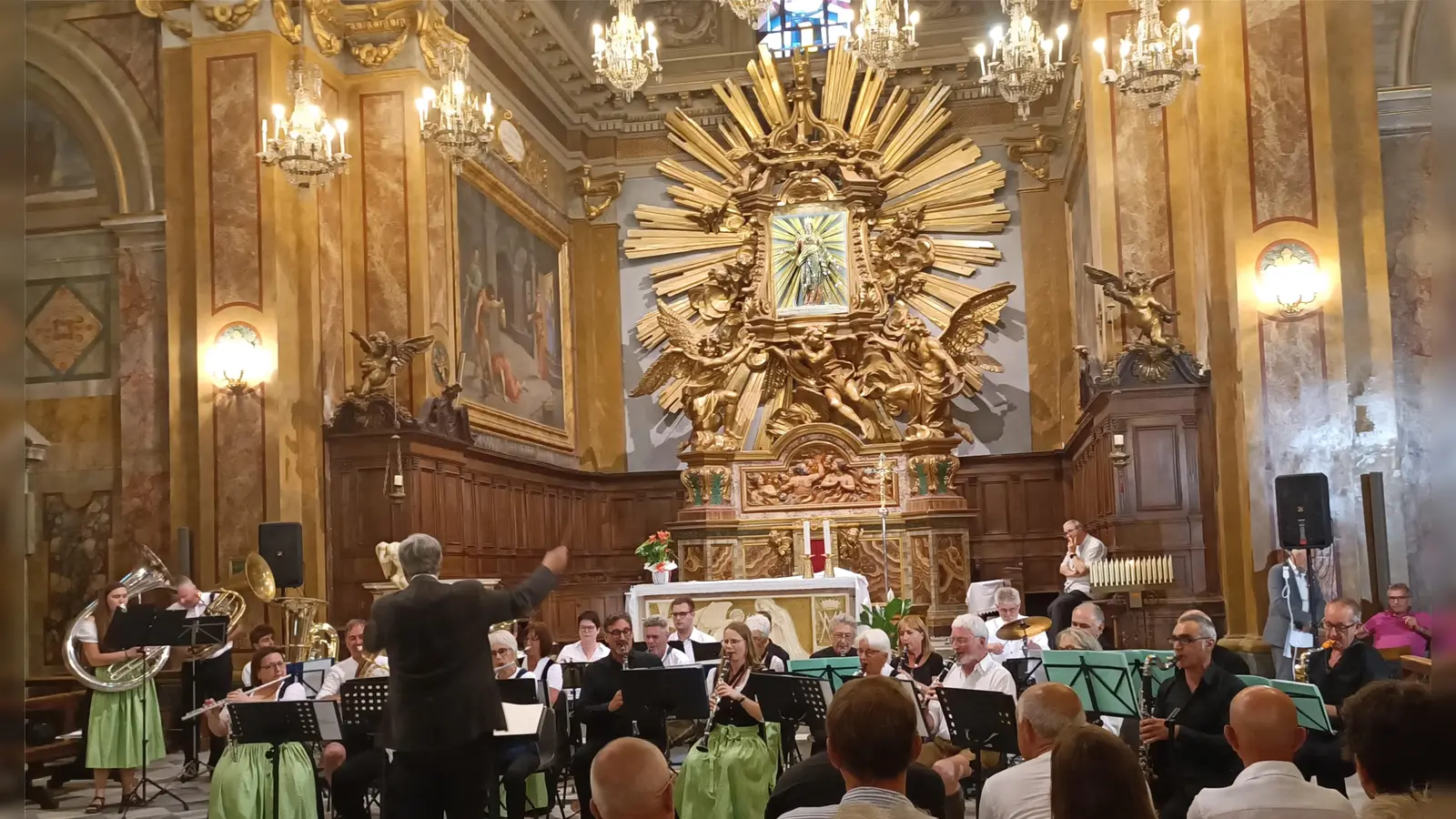 Das erste Konzert fand in der reich geschmückten Basilica „Santuario di Maria SS. del Suffragio“ statt. (Foto: Neurieder Blasmusikanten)