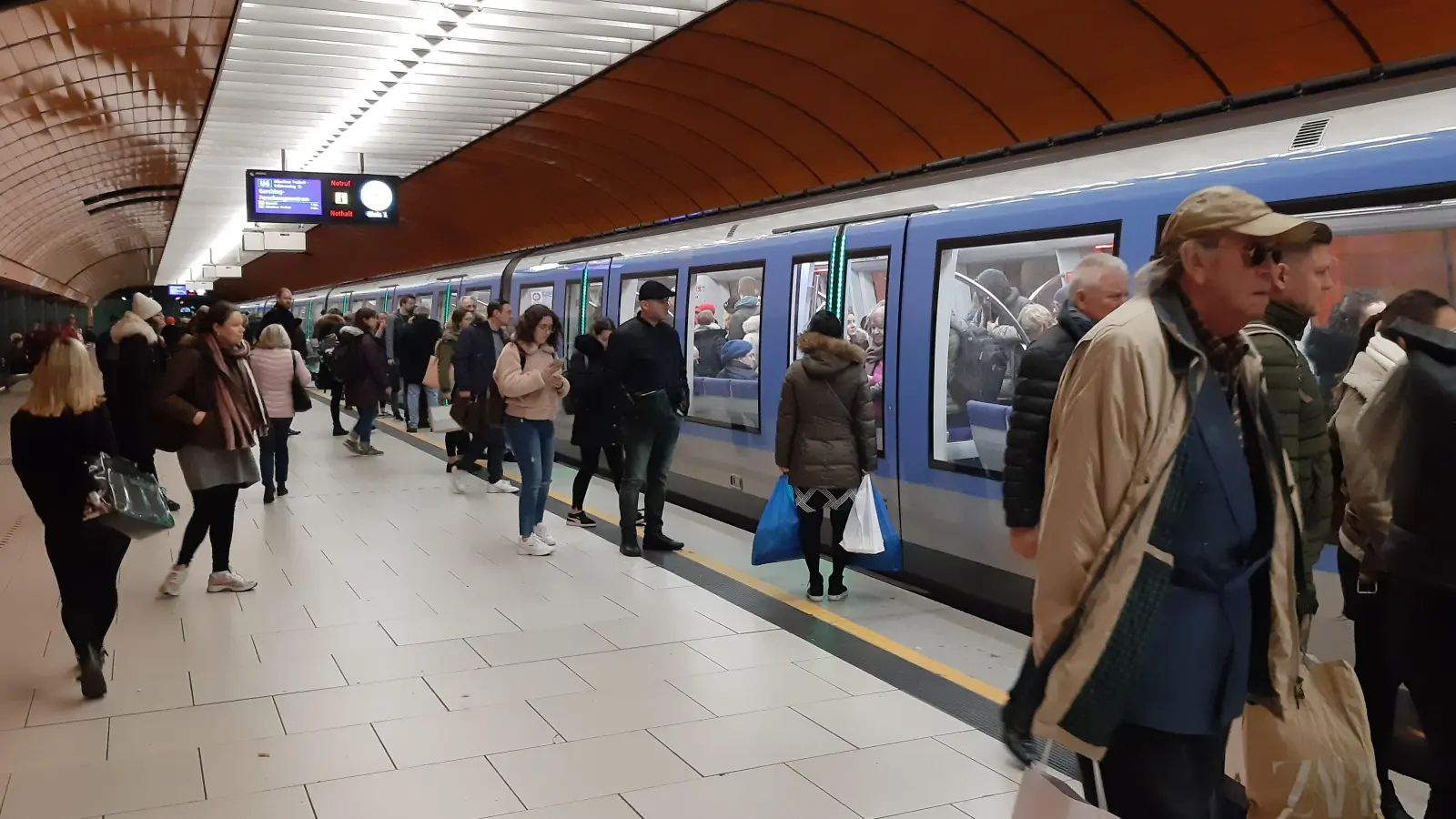 Busse statt U-Bahn: Im etwa 1,5 Kilometer langen Abschnitt zwischen Universität und Münchner Freiheit fahren im Sommer Busse im Schienenersatzverkehr.  (Foto: Stefan Dohl)