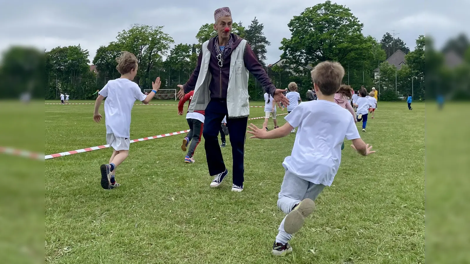 Laufen und abklatschen mit Dr. Schmarrn: Die Kinder hatten viel Spaß beim Spendenlauf. (Foto: Gliesche)