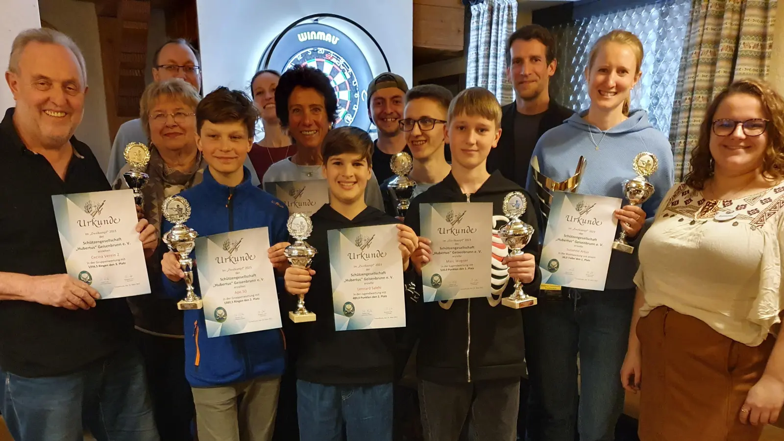 Freuten sich gemeinsam über den gelungenen Wettkampf (von links): Jakob Promoli, Felicitas Siegl, Elmar Promoli, Benedikt Basse, 1. Schützenmeisterin Steffi Lück, Eva Ansmann, Lennard Salehi, 1. Kassier Florian Strohmeier, Marius Kade, Marc Wagner, 1. Sportleiter Benjamin Lück, Susanne Artus und die 2. Schützenmeisterin Ramona Kohl. (Foto: Schützengesellschaft)