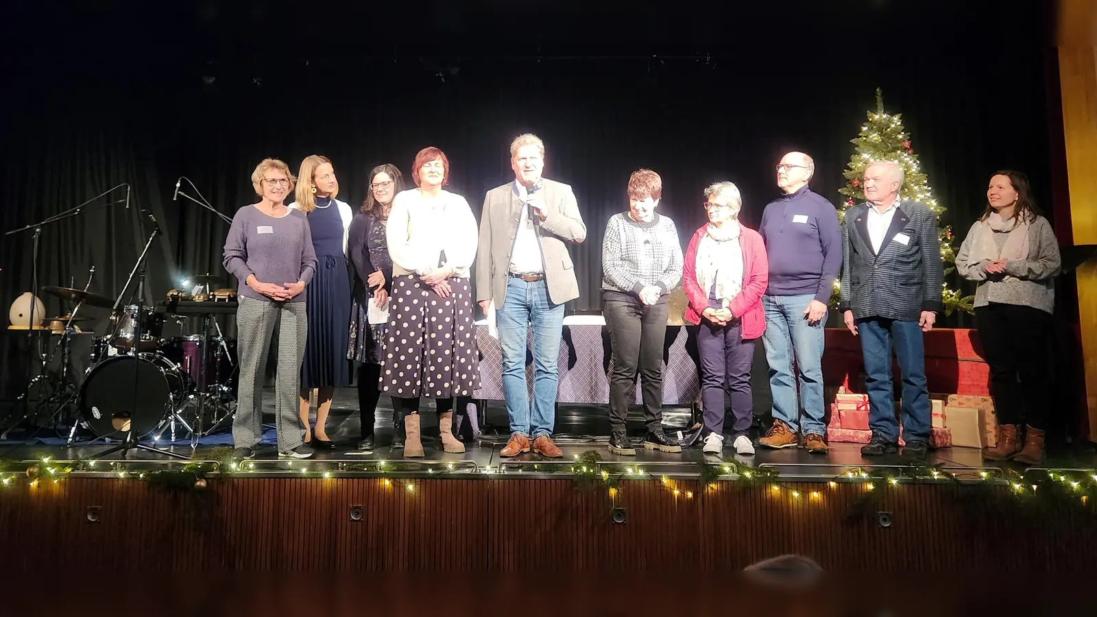 Das Organisationsteam und Bürgermeister Harald Zipfel begrüßten die Gäste. (Foto: Gemeinde)