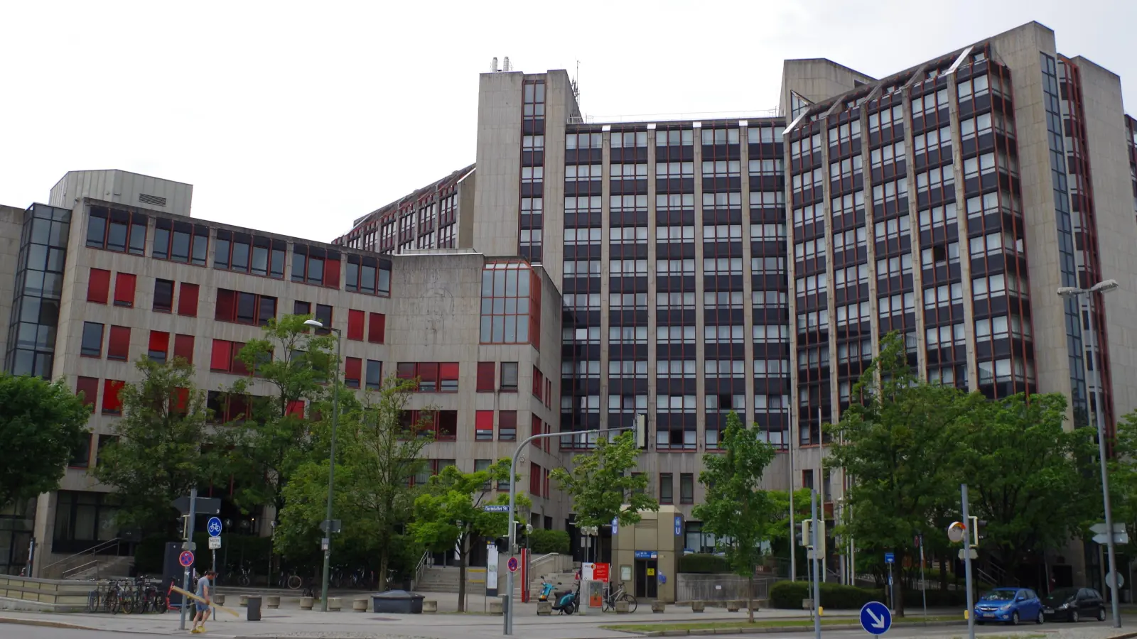 Das ehemalige Arabella Sheraton am Heimeranplatz soll nach Plänen der Regierung von Oberbayern zum Ankunftszentrum für Asylsuchende umgebaut werden. (Foto: Beatrix Köber)