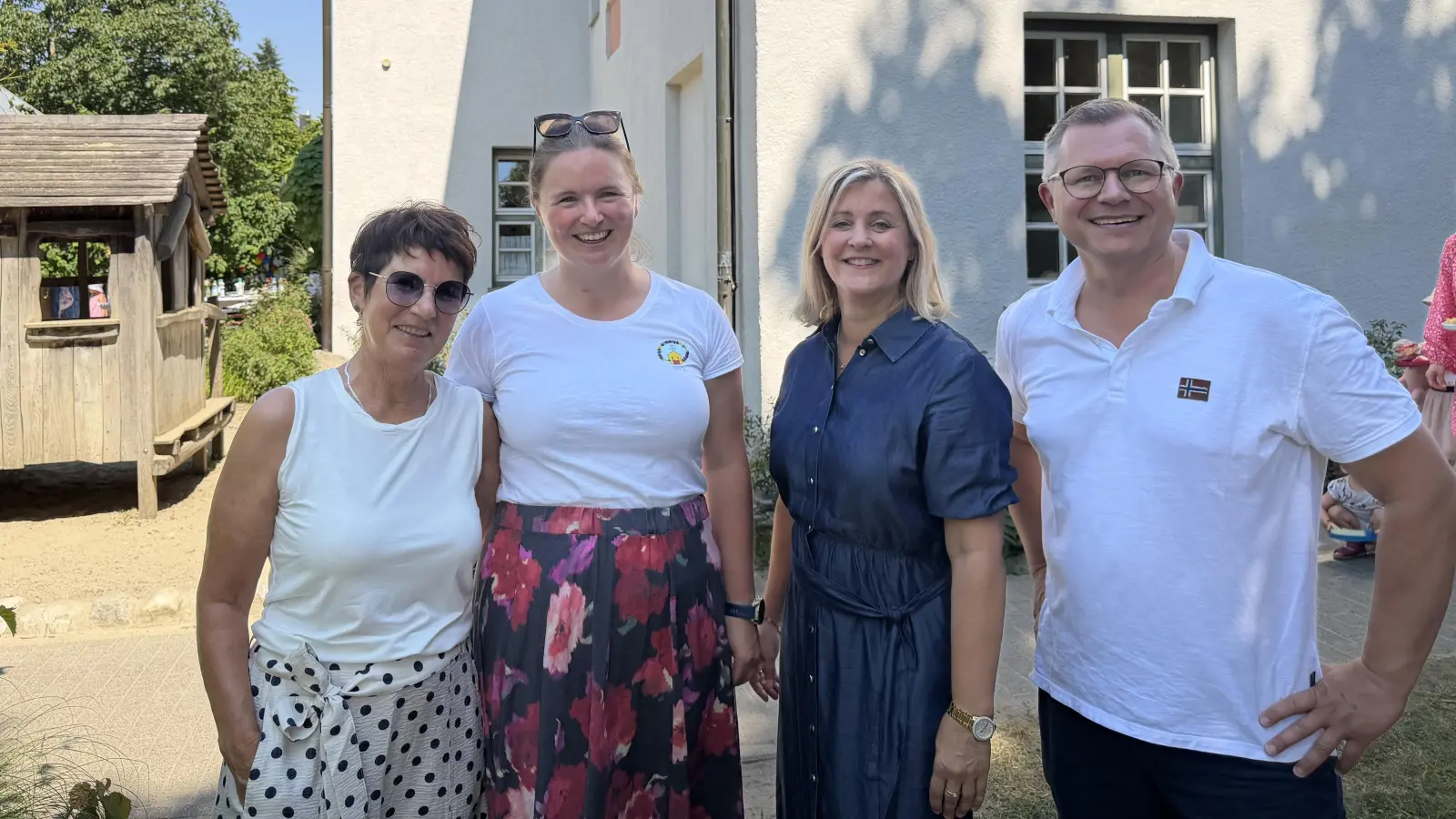 Feierten 30 Jahre Montessori Kinderhaus (v.l.): Renate Zweckerl (ehem. Leiterin Montessori Kinderhaus), Anna Wever (Leiterin Montessori Kinderhaus), Steffi Weller, (Leiterin Fachbereich Kinder und Jugend) sowie Stefan Siegl (Bürgermeister Gilching).<br>  (Foto: Gemeinde Gilching)
