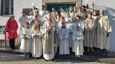 Kardinal Reinhard Marx (vorne) verabschiedete Pfarrer Josef Mayer (hinter den beiden Ministrantinnen links). (Foto: KLVHS Petersberg)