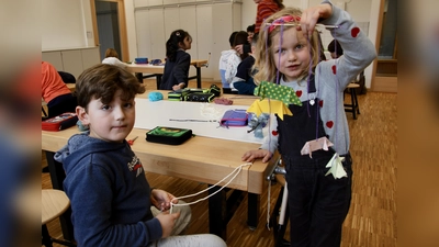 Mobiles fürs eigene Kinderzimmer: die Erstklässler zeigen stolz ihre fertigen Werke, die in der Tüftel AG entstanden sind.  (Foto: us)