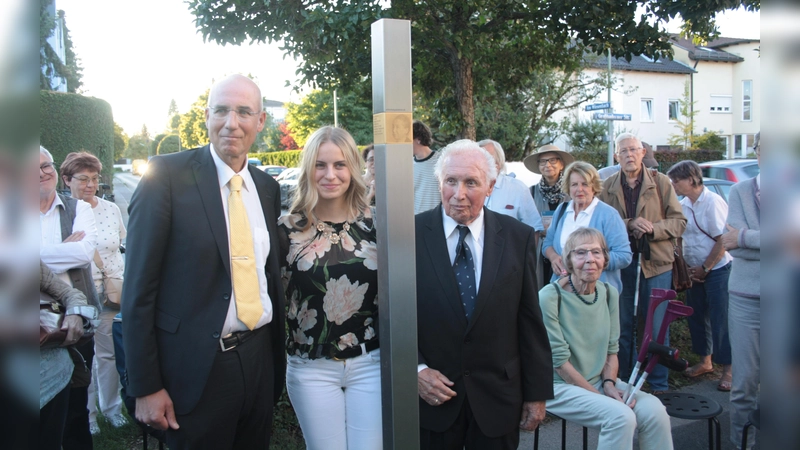Christian, Emilia und Toni Heilmaier (Anna Paroubeks Angehörige) vor dem Erinnerungszeichen (von rechts). (Foto: job)