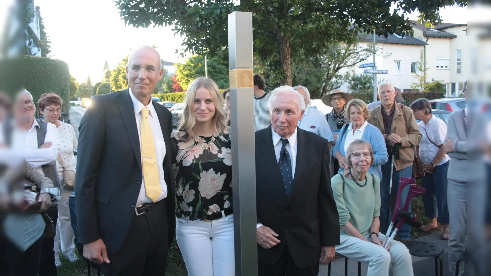 Christian, Emilia und Toni Heilmaier (Anna Paroubeks Angehörige) vor dem Erinnerungszeichen (von rechts). (Foto: job)