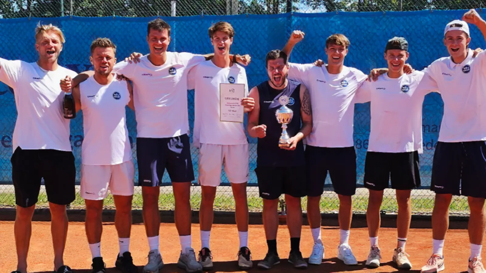 Die Aufstiegsmannschaft mit Max Pade, Leo Pade, Timo Meyer, Paul Roeder, Dominik Recek, Oscar Brown, Zdenek Derkas und Ondrej Stetka sowie Mannschaftsführer und Abteilungsleiter Darius Voß. (Foto: TSV Haar)