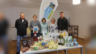 Wolfgang John (links) und Christian Hüsken (rechts) nahmen stellvertretend für das Tafel-Team die Fair gehandelten Lebensmittel von (von links) Brigitte Honold, Claudia Hanke und Anneliese Back entgegen.  (Foto: Anneliese Back)