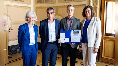 Noah Flämig (Zweiter von rechts) wurde von Landtagspräsidentin Ilse Aigner (rechts), Wolfgang Mutter (Kultusministerium) und Ursula München (Akademie für Politische Bildung Tutzing) ausgezeichnet. (Foto: Matthias Balk / Bildarchiv Bayerischer Landtag)