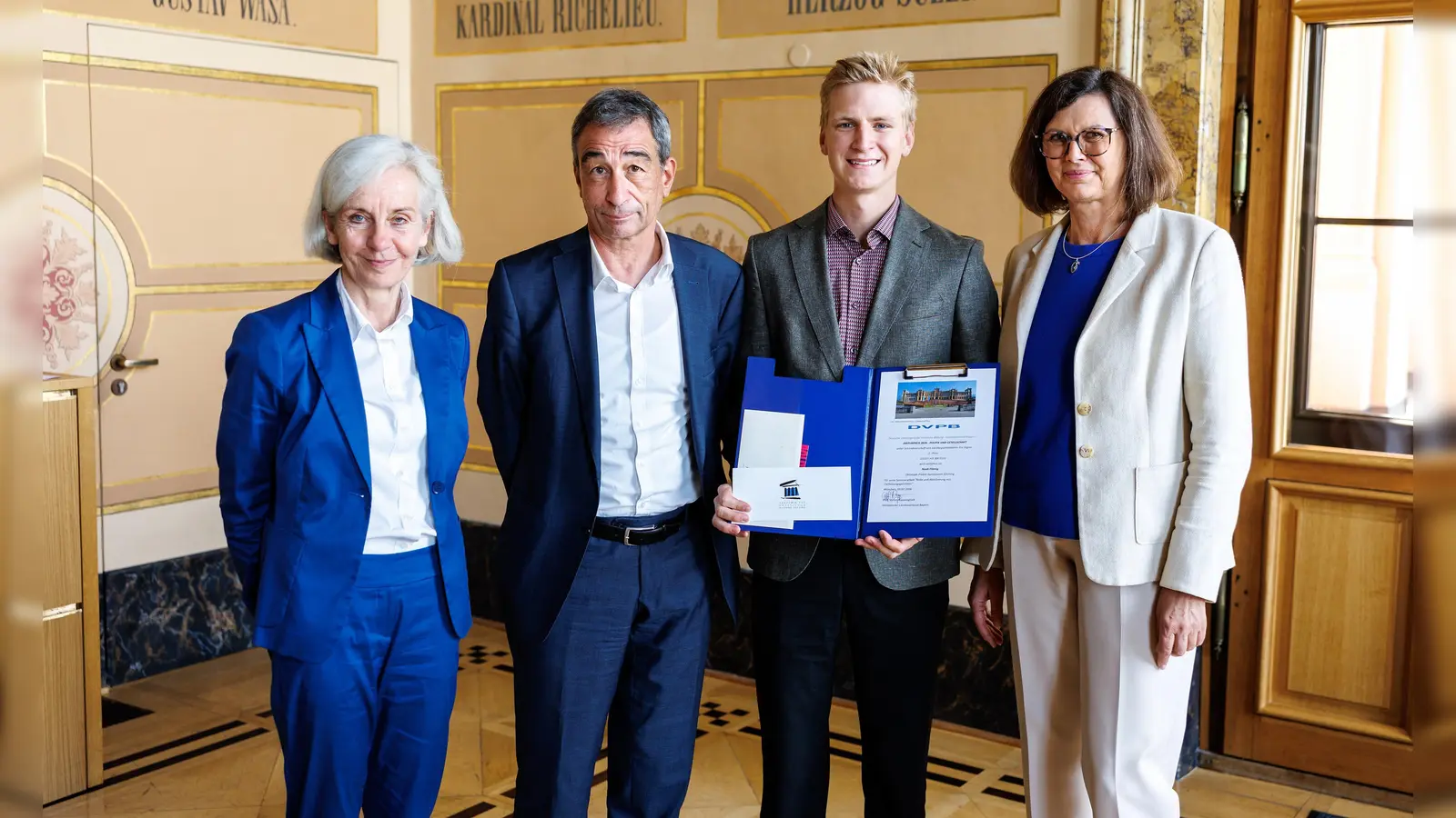 Noah Flämig (Zweiter von rechts) wurde von Landtagspräsidentin Ilse Aigner (rechts), Wolfgang Mutter (Kultusministerium) und Ursula München (Akademie für Politische Bildung Tutzing) ausgezeichnet. (Foto: Matthias Balk / Bildarchiv Bayerischer Landtag)