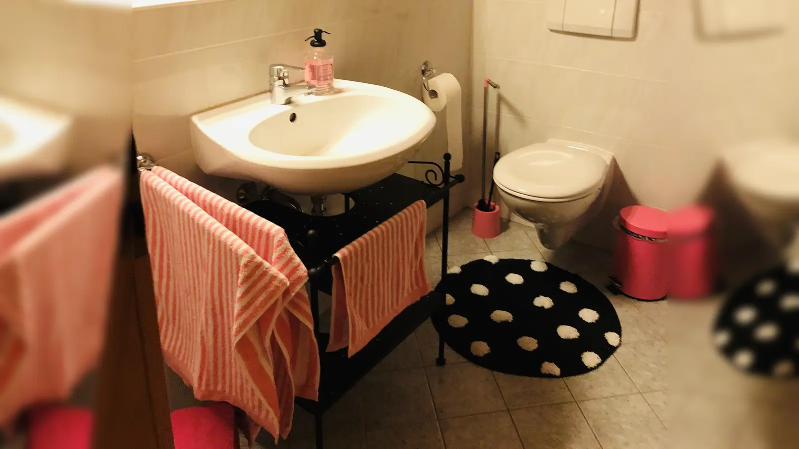 So behaglich eingerichtet wie zu Hause sind sie nicht, die öffentlichen Toiletten an den U-Bahnhöfen. Hier stehen Funktionalität und Sauberkeit im Vordergrund.  (Foto: hw)