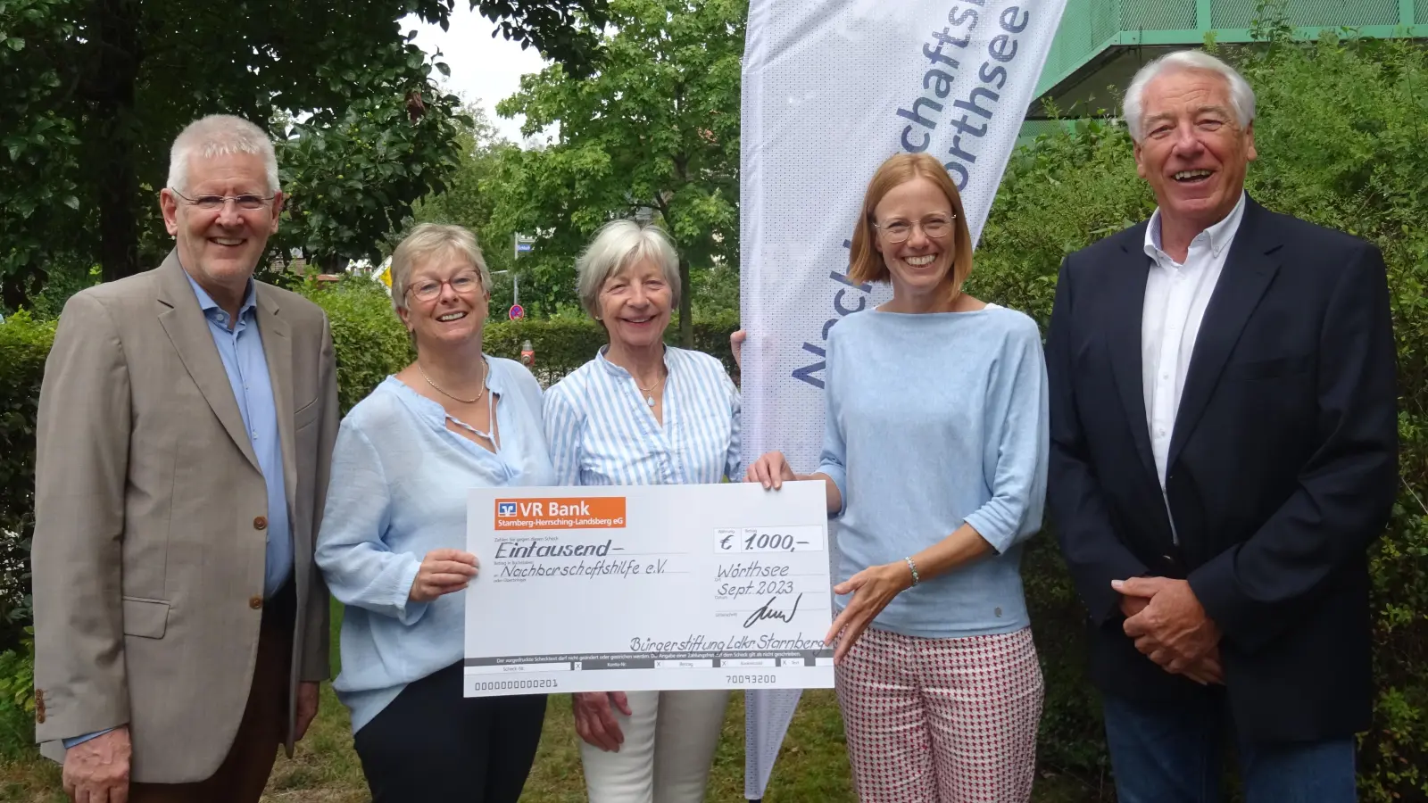 Conrad Günther (Kuratoriumsmitglied Bürgerstiftung) (links) und Gustav Huber (Geschäftsführer Bürgerstiftung) überreichten Petra Grabmaier (Geschäftsführerin NBH), Marita Heßmann (1. Vorsitzende NBH) und Beatrix Gerlach (Pflegedienstleitung NBH) den symbolischen Scheck. (Foto: red)