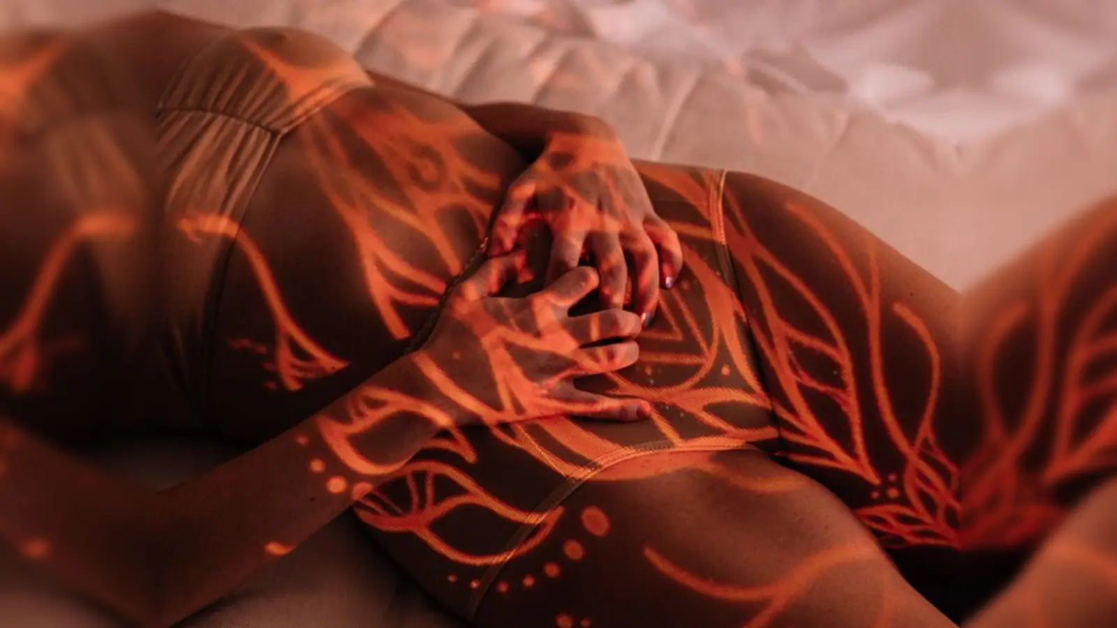 Jasmin Breidenbach zeigt die Ausstellung »Endometriose – Das Chamäleon in meinem Bauch«.  (Foto: Jasmin Breidenbach)