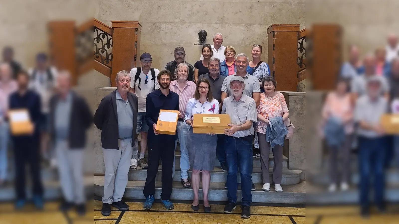 Übergabe des historischen Herbars durch den Vorsitzenden des Heimatvereins Erling-Andechs, Manfred Scheffold, an die Direktorin der Botanischen Staatssammlung, Prof. Dr. Gudrun Kadereit und den Herbariumskurator Dr.Andreas Fleischmann. (Foto: Diana Geier, SNSB)