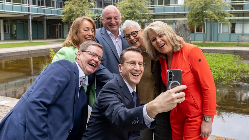 Landrat Stefan Frey (vorne Mitte) mits einem Stellvertreter Georg Scheitz (3.v.l., CSU) und seinen weiteren Stellvertretern (v.l.) Manfred Walter (SPD), Marlene Greinwald (FW), Martina Neubauer (Grüne) und Britta Hundesrügge (FDP). (Foto: Landratsamt Starnberg)