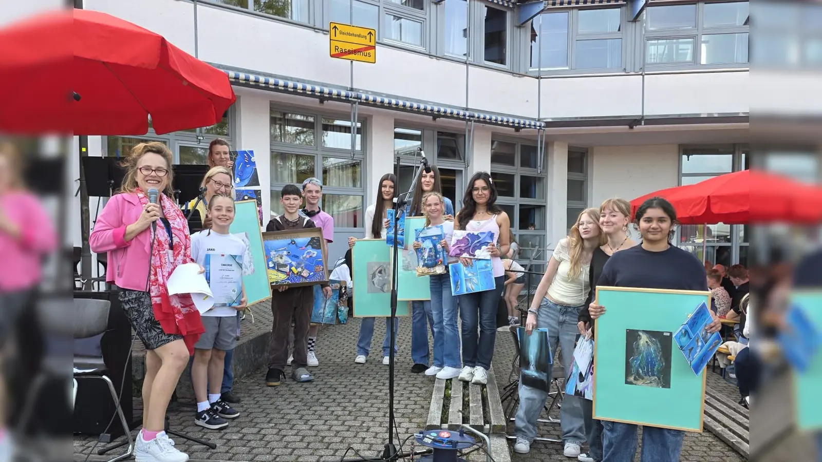 Die stolzen Preisträger und Preisträgerinnen zusammen mit Nicolé Brunner (l.) und den Kunst-Fachlehrerinnen Agnes Manzenrieder (2.v.l.) sowie Monika Eichinger (dahinter).  (Foto: Gasior)