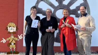 Präsentieren Professor Zeigers Notizheft im Zeit+Raum-Museum Germering, (von links): Prof. Zeiger; Stefanie Illgen, Mediendesignerin und Schöpferin von Prof. Zeiger; Barbara Seeberger, Museumsleitung; Gaby Off-Nesselhauf, 1. Vorsitzende des Fördervereins Stadtmuseum Germering e.V.; Marcus Guckenbiehl, Stadtarchäologe. (Foto: Museum)