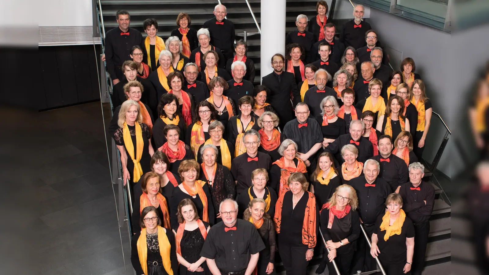 Der KonzertChor Germering und sein Leiter Michael Leyk (vor der Säule) freuen sich auf den Konzertabend im Orlandosaal. (Foto: © Wellnhofer-Designs)