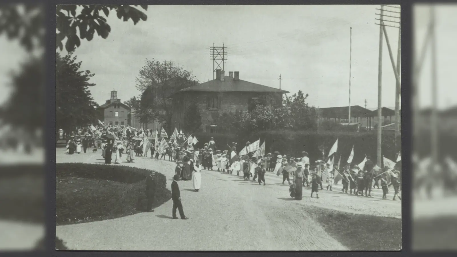 Festumzug zur Stadterhebungsfeier im Jahr 1912 vor dem Rondell des Bayerischen Hofes. (Foto: Stadtarchiv Starnberg, Bestand Wörsching)