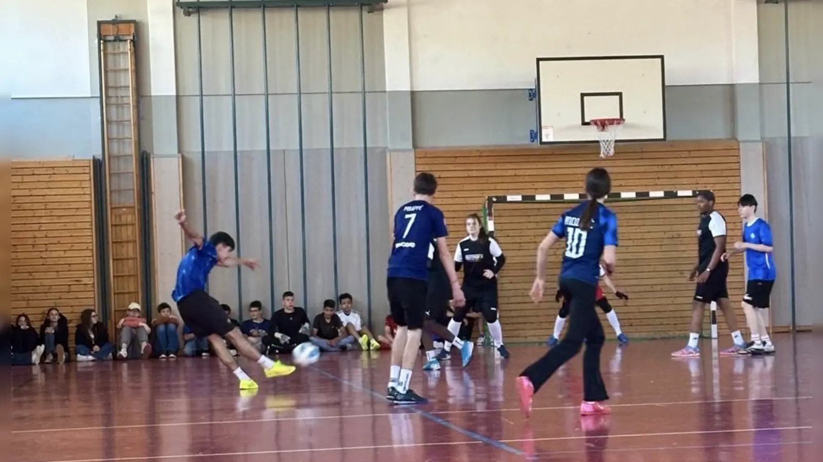 Kerschensteiner Fußballstars in Aktion – die Mittelschule kickte sich durch aufregende Spielpartien. (Foto: Sch)
