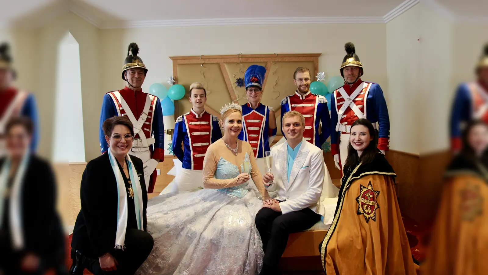 Hoteleinzug der Würmesia ins Planegger Asemann Hotel als gemeinsame Basis für alle noch kommenden 45 Termine bis zum Faschingsdienstag. Prinzenpaar Miro I. und Daniela II. mit Präsidentin Pia Serve (r.) und dem Hofstaat. (Foto: us)