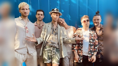 Die Widersacher aller Liedermacher machen Musik wie aus einem Paralleluniversum: irgendwo zwischen psychedelischem Kautabak-Blues, verschrobenem Chanson und groovender Dada-Poesie. Sie spielen am Freitag, 12. Juni (um 19.30 Uhr im Zirkuszelt im Neuhofener Park). (Foto: Doris Hofmann)